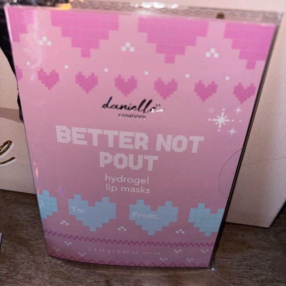 4 Piece Bundle! XOXO Wallet, Lip Gloss, Lip Mask, Air Freshie - Picture 3 of 5